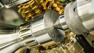 Auf CNC-Maschinen werden hochpräzise Verzahnungsteile sowie im Werk 3 auch Dreh-, Fräs- und Schleifteile nach Zeichnung gefertigt. (Bild: Chandler Photography/Ringhoffer)