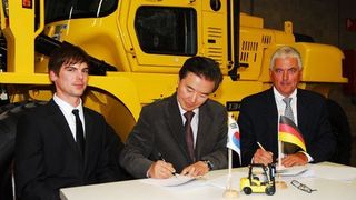 Vertragsunterzeichnung in der Hyundai-Europazentrale im belgischen Geel (v.l.n.r.): Robert Schadl, J.W. Hwang, Managing Direktor Hyundai Heavy Industrie Europe, und Erwin Schadl. Bild: Hyundai (Archiv: Vogel Business Media)