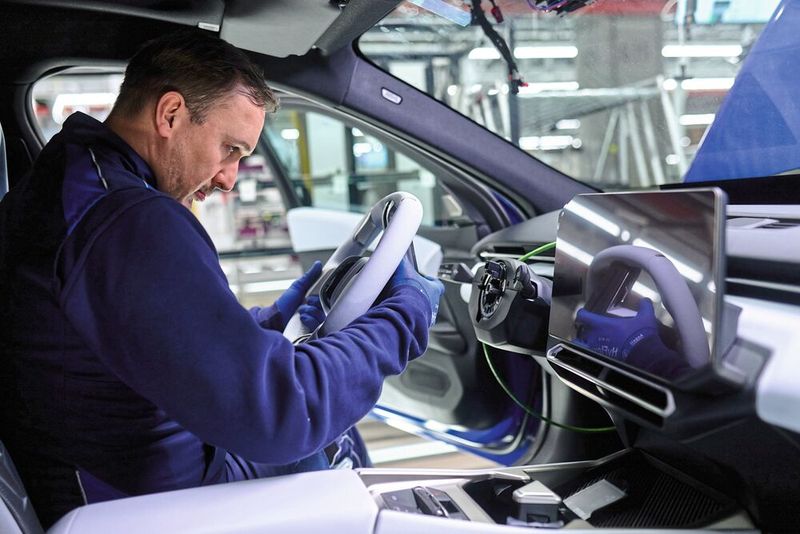 The new assembly area was built where the engine construction used to be. Vehicles, systems and tools are networked, digital live tracking and automated inline quality controls support people in their work. (Image:Rainer Haeckl)