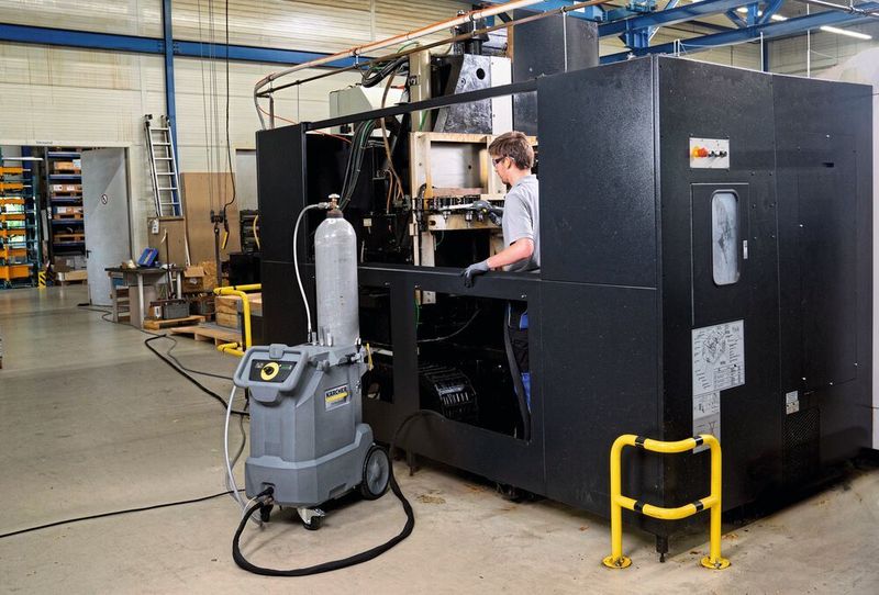 Le nettoyage cryogénique permet d'éliminer toutes les salissures même dans les endroits difficiles d'accès, ici une machine-outil. (maderfoto.de)