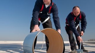 Mit Unitape sorgte Parabel für Aufsehen: Die Solarmodule von der Rolle sind selbstklebend und können schnell auf vorhandene Dächer aufgebracht werden.  (Bild: Parabel AG)