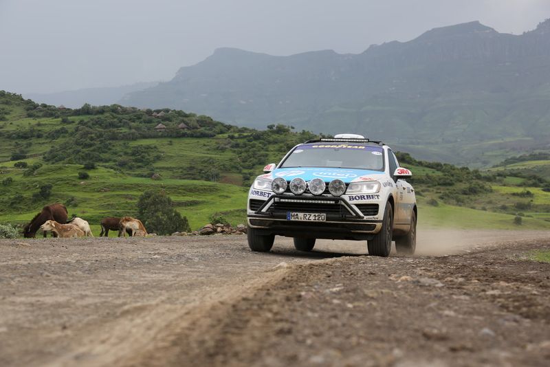 Für die Cape-to-Cape-2.0-Weltrekordfahrt wird der VW Touareg, der mit HBM Messtechnik ausgestattet ist, zum Startpunkt am Kap Agulhas in Südafrika gebracht. Dabei hat das Auto Äthiopien, Kenia, Tansania, Sambia und Simbabwe durchquert. (Challenge 4 GmbH)