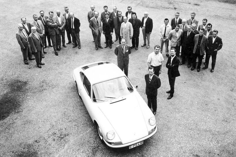 1965 wurde Piëch (im weißen Hemd) Leiter der Entwicklungsabteilung bei Porsche in Zuffenhausen, wo er unter anderem den Porsche 911 weiterentwickelte. (Volkswagen)