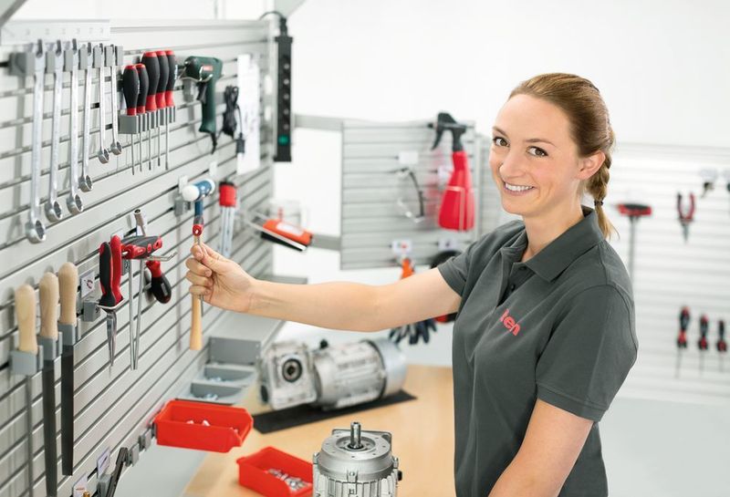 An ergonomisch gestalteten Arbeitsplätzen können Fachkräfte effizienter arbeiten. (item industrietechnik GmbH – ronald biallas)