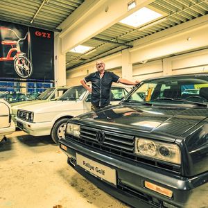 Josef Juza ist stolz auf seine Golf-Sammlung mit vielen Einzelstücken und Sonderanfertigungen.(Bild:  VW)