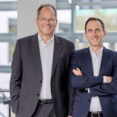 Geplanter Führungswechsel bei Voss: Thomas Röthig (links) übergibt zum 1. Januar 2027 die Leitung der Unternehmensgruppe an seinen Nachfolger Timo Maisel. (Bild: VOSS)