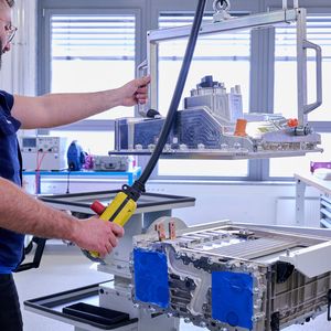 Deckel drauf: Die Mediendruckplatte führt dem Brennstoffzellenstapel Wasserstoff und Sauerstoff zu und schließt das Stackgehäuse gas- und wasserdicht ab. (Bild:  Tom Kirkpatrick/BMW)