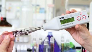 Für die zuverlässige Wasseranalyse im Labor ist Aqua-Check 2 bestens geeignet. (Bild: Söll)
