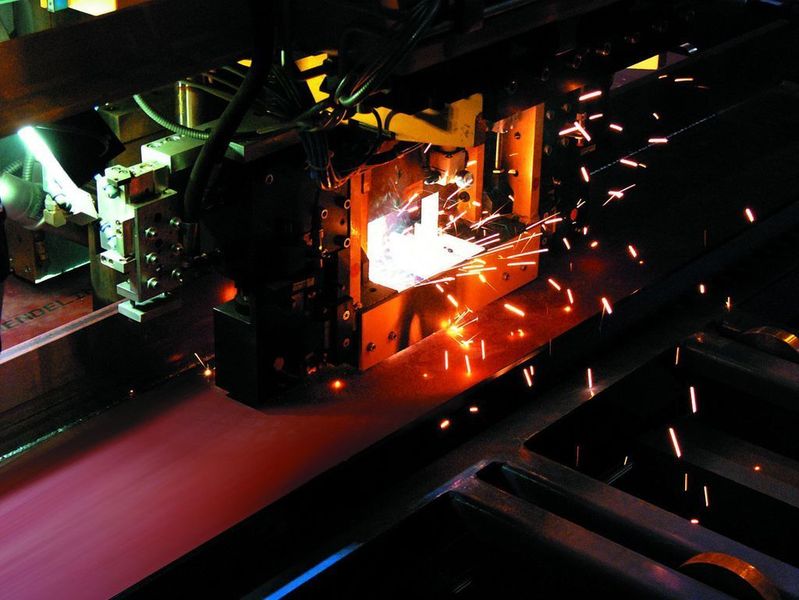 Auf liegende Panelbleche werden per automatisiertem Laser-Hybrid-Schweißen die Steifen angebracht.   Bild: Held Systems Deutschland (Archiv: Vogel Business Media)