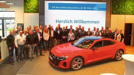 Der Berufsausbildungausschuss des Zentralverbandes tagte in der Zukunftswerkstatt 4.0 in Esslingen. Der Berufsausbildungausschuss des Zentralverbandes tagte in der Zukunftswerkstatt 4.0 in Esslingen.
