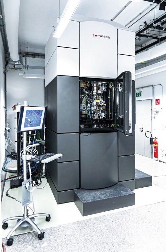 Je kleiner die Probe, desto größer das Mikroskop. Kryo-Elektronenmikroskop in der Electron Microscopy Facility, einer der zehn wissenschaftlichen Services (SSUs) am ISTA Campus.(Bild:  ISTA)