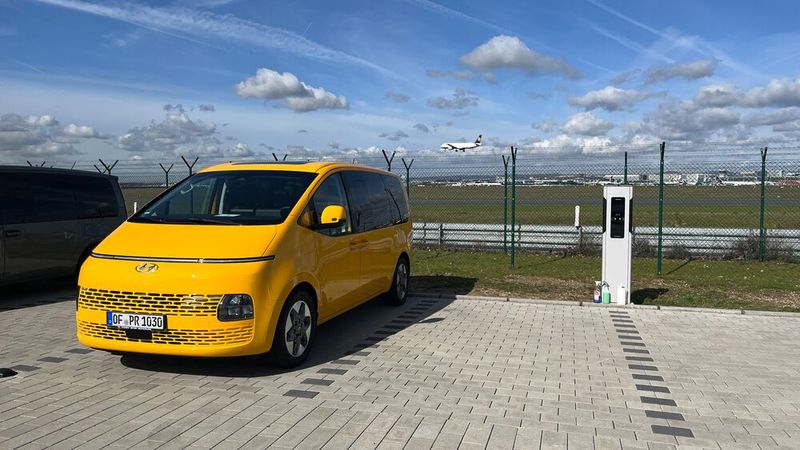 Auch wenn er hier neben einer Ladesäule steht: Auf einen Elektroantrieb gibt es für den Staria derzeit keine konkreten Aussichten.  (Bild: Simon – VCG)