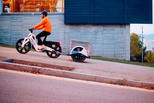 Kombiniert mit dem eigenen Anhänger lassen sich mit dem Mocci Smart Pedal Vehicle vielfältige Transport- und Logistikszenarien umsetzen.(Bild:  CIP Mobility)