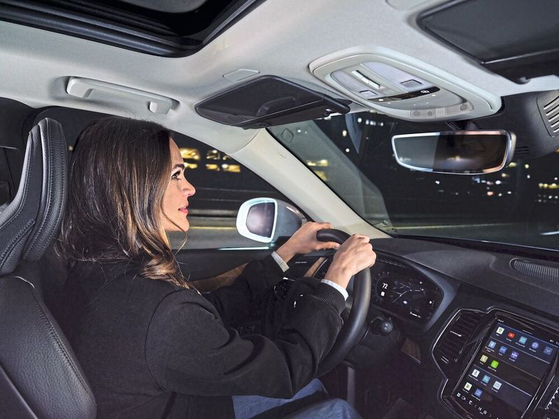 Nicht nur entgegenkommende Fahrzeuge können blenden – auch Lichtreflexionen der Außen- und Innenspiegel können die Sicht beeinträchtigen. (Bild: Gentex)