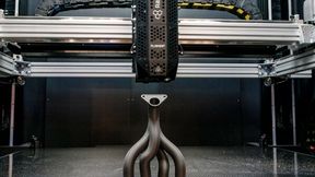 Ein 3D-Drucker bei der Arbeit an einer Art Abgaskrümmer respektive Medienverteilersystem. Das ist wieder so ein komplexes Teil, das in der Rüstung seinen Einsatz findet, weshalb die Mesago Messe Frankfurt der Formnext erstmals einen Defence-Bereich gibt. (Bild: Mesago)