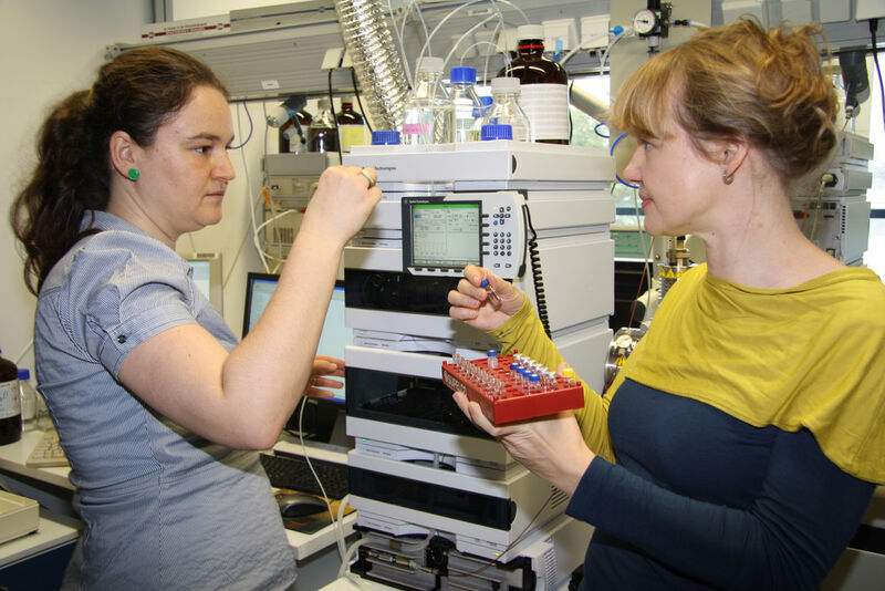 Sindy Frick (l.) und Antje Burse bei der Arbeit im Labor. (Bild: Angela Overmeyer/MPI chem. Ökol.)