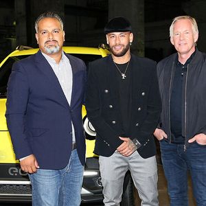 Durch die Präsentation führte Moderator Johannes B. Kerner (re.). Er durfte den Fußballer Neymar Junior (Mitte) vorstellen, den der E-Go-Verwaltungsratsvorsitzende Ali Vezvaei gewinnen konnte.(Bild:  E-Go)