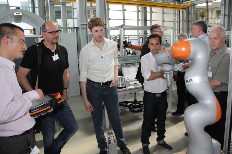 Den neuen Kuka-Leichtbauroboter konnten die Teilnehmer der Fachtagung im Technikum des Fraunhofer-IFF in Aktion erleben. (Bild: Kroh)