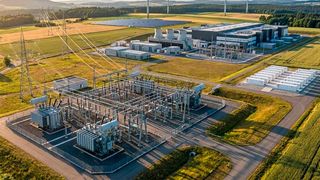 Flexible Netzanschlüsse ergänzen den Netzausbau: Sie schaffen keine neue Stromerzeugung, können aber vorhandene Netzkapazitäten gezielter nutzen und so zusätzliche Rechenzentrumsleistung ermöglichen. (Bild: Gemini / KI-generiert)