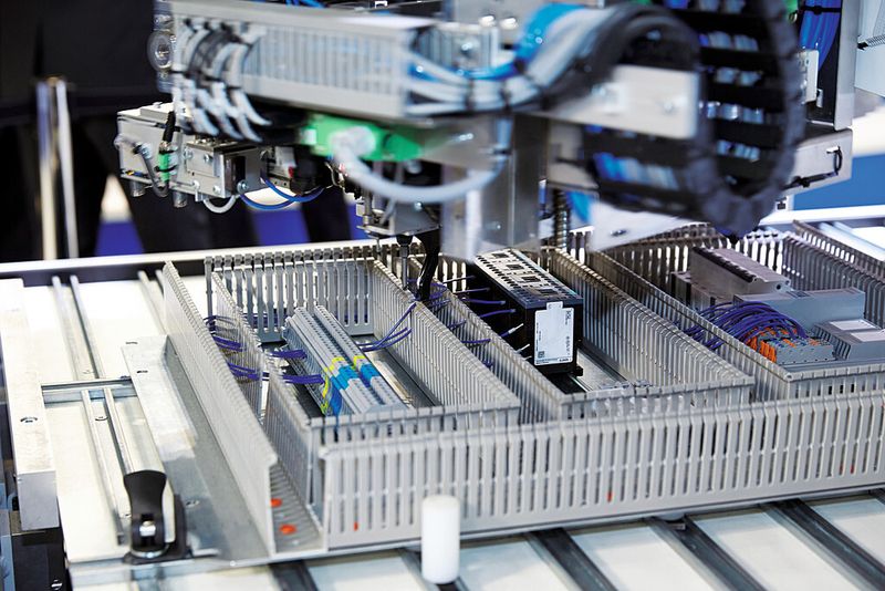 Dieser Verdrahtungsroboter zeigt, dass es im Schaltanlagen- und Steuerungsbau noch genügend Automationspotenzial gibt. Er ist ein weiterer Schritt hin zum Konzept Industrie 4.0. (Bild: Kiesling)