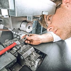 Wenn mit Aluminium und vernickeltem Kupfer dann noch unterschiedliche Materialien erstklassig miteinander verbunden werden müssen, sind die Anforderungen nocht ohne. Mit dem Telsonic-Powerwheel-Verfahren klappt das aus bestimmten Gründen aber dennoch prozesssicher. Hier im Einsatz bei Julian Electric.