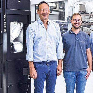 Dieter Völkle (Vertrieb, Beckhoff Niederlassung Balingen) mit Tobias Widinger, Systemingenieur Micro5 XL, Senior Product Manager Michael Wurster und Entwicklungsingenieur Jan Steppacher (alle Chiron Group SE) vor der 5-Achs-CNC. (v.l.n.r.) (Bild: Beckhoff)