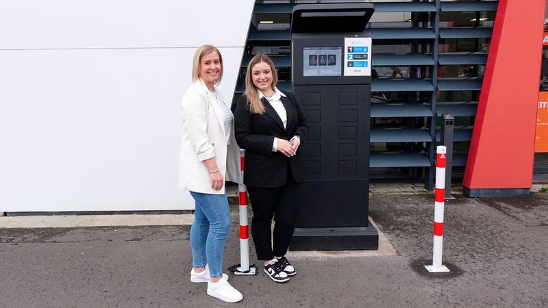Geschäftsleiterin Clarissa Laszig (links) und ihre Mitarbeiterin Regina Kretschko zeigen ihren „digitalen Helfer“, ein Outdoor-Serviceterminal, an dem Kunden rund um die Uhr ihre Fahrzeuge abgeben können. (Bild: Rosenow – VCG)