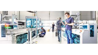 Cyber-physische Systeme und die intelligente Vernetzung der Fertigungsanlagen und Logistiksysteme bilden die Grundlage der Smart Factory, die sich im Idealfall ohne menschliches Eingreifen autonom organisiert. Das beunruhigt zwar viele, hat aber eher seine Vorteile, sagen die Experten. (Bild: Universität Stuttgart IFF / Fraunohfer IPA / R. Bez)