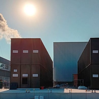 Los contenedores de almacenamiento «Kraftblock» instalados suministran calor de proceso con bajas emisiones de CO₂ a Pepsico. (Imagen:Kraftblock GmbH)