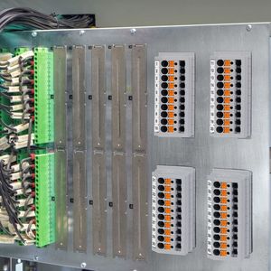 Kompakte leicht bedienbare Durchführungsklemmen in Push-in-Anschlusstechnik erleichtern den Aufbau von Netzschutz-Relais.