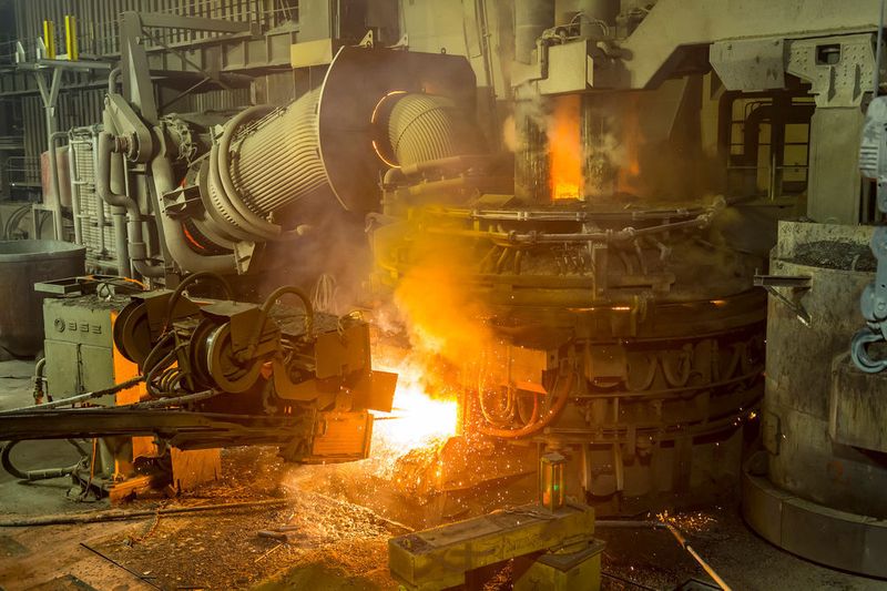 Swiss Steel produziert seine Stahlprodukte im Elektrolichtbogenofen und setzt dafür sortenreinen Stahlschrott ein. Im Vergleich zur Verhüttung von Eisenerz fallen dabei deutlich weniger CO2-Emissionen je Tonne Rohstahl an. (Swiss Steel)