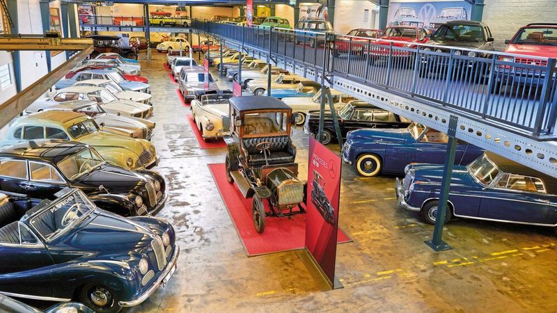 Auf 3.800 qm Ausstellungsfläche warten im PS.Speicher-Depot „Automobil“ Sammlungen der Marken VW, BMW, Ford, Mercedes-Benz, Opel, Adler und Borgward auf die Besucher ebenso wie zahlreiche Einzelstücke – auch von längst untergegangenen oder vergessenen Marken. (Bild: PS.Speicher)