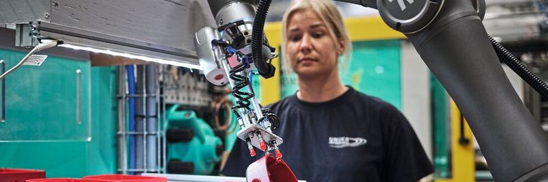 Roboter führen idealerweise Aufgaben aus, die sich stetig wiederholen und sehr präzise sind, aber sie tun nur das, was das Programm, beziehungsweise der Mitarbeiter, ihnen sagt: Der Mensch bleibt der Spezialist, der Roboter nimmt repetitive und eintönige Aufgaben ab.(Bild:  Omron / Mikkel Jul Hvilshøj)