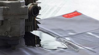 Bis zu drei Liter Flüssigkeit kann die Größe 58 cm x 88 cm aufnehmen, bei den XXL-Formaten sind es rund zehn Liter. (Bild: Mewa)