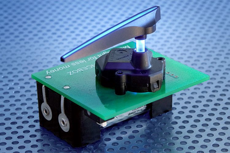 Durch die axiale Positionierung von nur einer LED ist die Homogenität der Beleuchtung in
jeder Zeigerstellung beim „Shaftless“ garantiert. (Foto: Sonceboz)