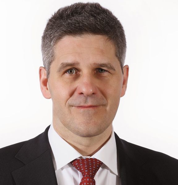 Volker Lenz, Produktmanagement Füllstand bei Krohne und Mitglied im VDI Fachausschuss 3519 Füllstandmesstechnik: „2012 werden weitere Anbieter Füllstandmessgeräte vorstellen, die komplett nach SIL entwickelt wurden. Auch der Trend zu Plattformlösungen wird sich weiter fortsetzen. Die Anwender profitieren von identischen Messumformer- und Bedienkonzepten. In Schüttgutanwendungen bildet unser Optiwave mit Tropfenantenne mit Messbereichen von bis zu 80 m auch weiter das Maß der Dinge. Im Radar- und TDR-Bereich werden preislich interessante Geräte ihre technologischen Vorteile in Bereichen ausspielen, die früher von Ultraschall-, Druck- oder kapazitiven Messverfahren abgedeckt wurden. Dabei werden sie die von physikalischen Produkteigenschaften abhängigen Messverfahren, die häufig sogar noch nass kalibriert werden müssen, in vielen Applikationen verdrängen. Der Anwender bekommt mehr Gerät für das gleiche Geld.“ (Bild: Krohne)