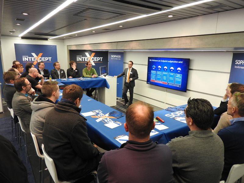 Live dabei - im Inneren des Sophos Trucks zeigt Michael Veit, Sophos, den Partnern das Ransomware-Schutz Intercept X. (Bild: Sophos)