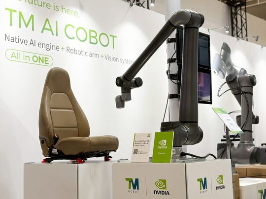 Techman Robot zeigt in Hannover das AI Vision Flying Trigger-System. Die Flying Trigger-Technologie ist ein fortschrittliches System zur Echtzeit-Fehlererkennung bei Hochgeschwindigkeitsbewegungen, wie etwa bei Autositzkomponenten. (Bild:  Techman Robot)