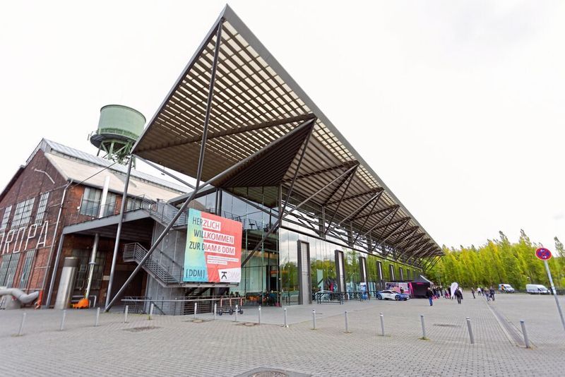 In nackten Zahlen heißt das: 11.000 Quadratmeter Messefläche, 186 Aussteller und 2679 Fachbesucher. Damit war dies seit Bestehen des Messeduos die mit Abstand größte Veranstaltung.  (DIAM)