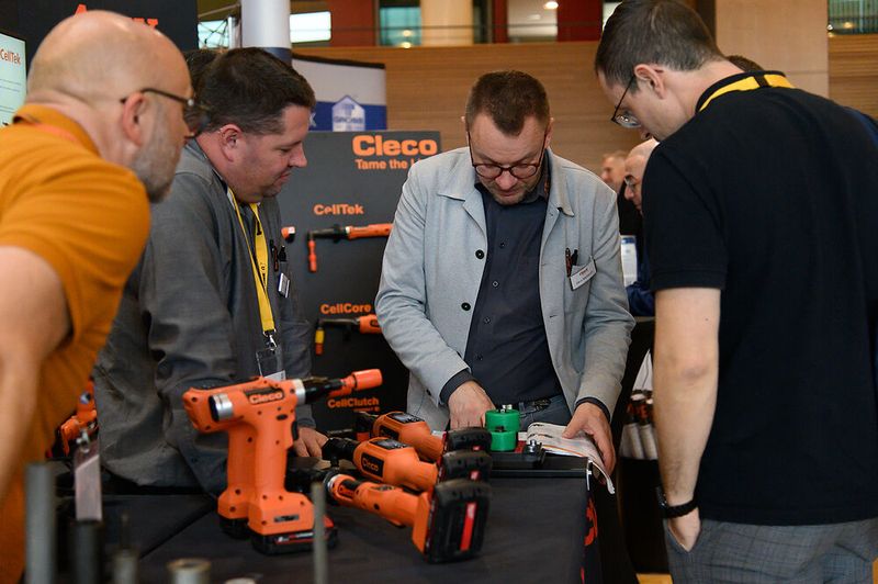 Der rege Fachaustausch überzeugt jedes Mal aufs Neue Teilnehmer und Aussteller der Schraubtec. (Bild: Stefan Stark/VCG)