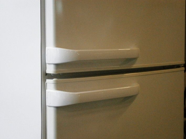 Bild 4: Die Handgriffe werden als Großserienteile für Kühlschränke im Gasinnendruck-Verfahren spritzgegossen. Die Weiterentwicklung steigert die Ausstoßrate bei erhöhter Bauteilqualität. (Engel)