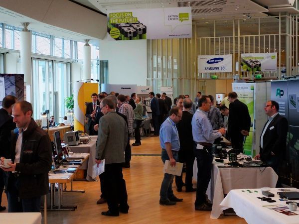 In der begleitenden Ausstellung konnten sich die Teilnehmer direkz bei den Anbietern informieren. (Bild: Werner Wiesmeier, Batteryuniversity)