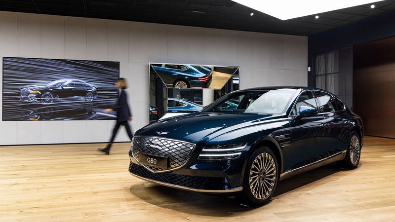 Das koreanische Premiumfabrikat betreibt einen Schauraum mitten in der Innenstadt, in einer Seitenstraße der Einkaufsmeile Zeil. (Bild: Genesis)