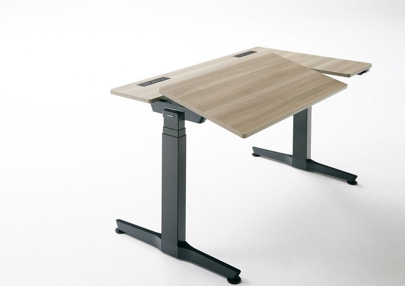 Regas ist ein Schreibtisch, der nach Belieben und körperlichen Unterschieden stets eine optimale Haltung ermöglichen soll. Die Höhe kann mit einem Hebel gefühlsmäßig und mühelos eingestellt werden. Die Arbeitsfläche ist neigbar (max. 15°), wodurch der Blick mehr nach oben gerichtet und Krümmung von Nacken und Schultern vorbeugt wird. Dies reduziert körperliche Belastung und Ermüdung. Minimales Design der Bedienungselemente verleiht dem Tisch in jeder Stellung ein schönes Erscheinungsbild. (Bild: German Design Award/Okamura Corporation)