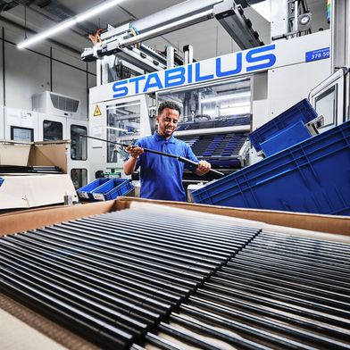 Der Stabilus-Konzern ist eigentlich ein bekannter Zulieferer für die Autoindustrie und die Industrie im Allgemeinen. Doch die konjunkturelle Flaute macht Änderungen nötig. Deshalb will man die Produkte (etwa Dämpfer) nun intensiver im Rüstungsbereich anbieten. (Bild: Stabilus)