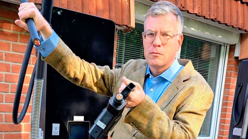 Ist stinksauer: Hauptgeschäftsführer Jan-Nikolaus Sontag zeigt eines der zerstörten Ladekabel am Verbandshaus des Kfz-Gewerbes Kiel. (Bild:  Kfz-Gewerbe Schleswig-Holstein)