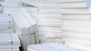 Polystyrol (PS) gehört zu den am meisten verwendeten Kunststoffen. Man kennt das Polymer als Styropor – also Schaumstoff – oder als Einwegbesteck und -geschirr. US-amerikanischen Forschern ist es nun erstmals gelungen, aus PS-Abfällen wichtige Chemikalien zu gewinnen. (Bild: Wandecker)