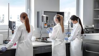 Das Team von Glance Cosmetic Engineering hat sich schnell in Dynamics 365 Business Central eingearbeitet. (Bild: Glanzer Cosmetics)