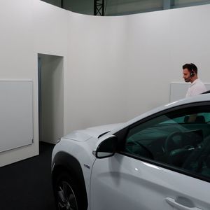 Nachdem der Berater erfahren hat, für welches Auto Interesse besteht, schaltet er auf die Frontkamera vor dem jeweiligen Modell um.(Bild:  Viktoria Hahn / »kfz-betrieb«)