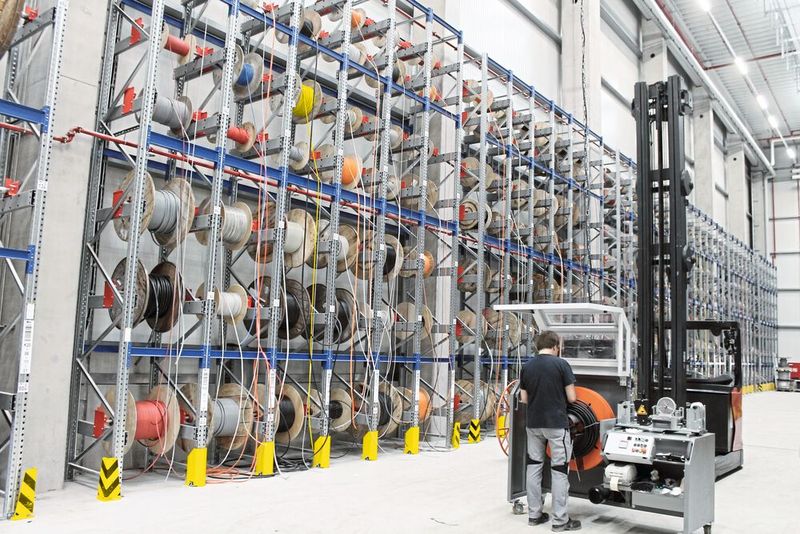 Für die Lagerung unterschiedlicher Kabeltrommeln wurde eine rund 7 m hohe Kabelregalanlage mit 500 Plätzen eingerichtet. (Bild: SSI Schäfer)